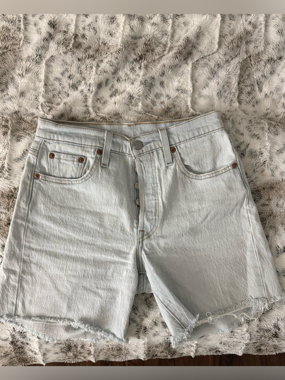 Levi’s Women’s 501 mid thigh short size 25
